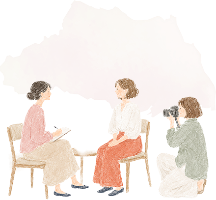取材シーンのイラスト。話を聞く人・メモを取る人・カメラを構える人